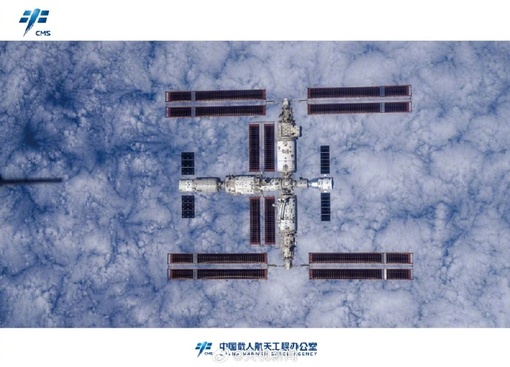 30 октября снимки китайской космической станции «Тяньгун» сделал экипаж миссии «Шэньчжоу-16» c помощью камеры высокого разрешения во время облета многокомпонентной орбитальной станции перед возвращением на Землю