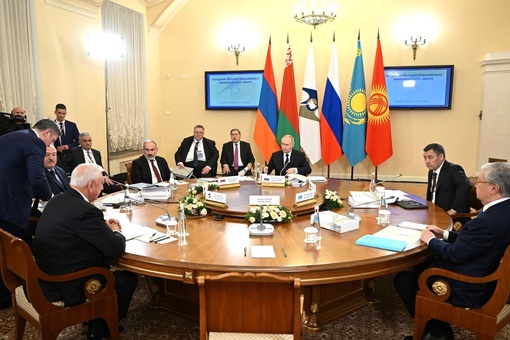 Президент РФ Владимир Путин 25-26 декабря будет работать в Санкт-Петербурге, где примет участие в заседании Высшего Евразийского экономического совета, а затем в неформальном саммите СНГ