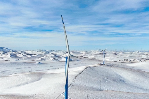Крупнейшая в Китае сухопутная ветроэлектростанция запущена на полную мощность в автономном районе Внутренняя Монголия на севере Китая