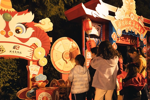 В городе Чэнду провинции Сычуань на юго-западе Китая проходит Великая храмовая ярмарка