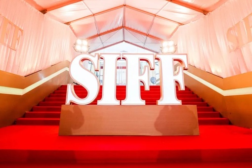Церемония открытия Недели научно-фантастических фильмов 26-го Шанхайского международного кинофестиваля, посвящённая теме «ИИ+кино», состоялась в первом в мире подземном отеле