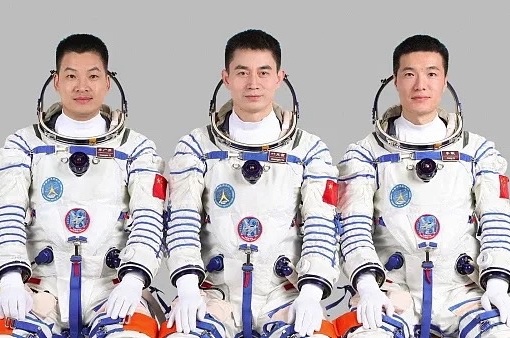 Экипаж «Шэньчжоу-18» осваивается на орбительной станции «Тяньгун»