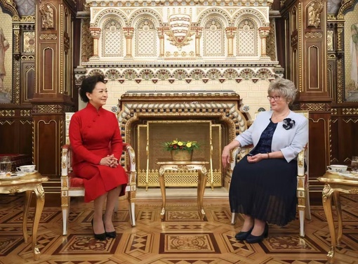 Пэн Лиюань посетила Королевский дворец в Будапеште в сопровождении супруги президента Венгрии Жужанны Шуйок