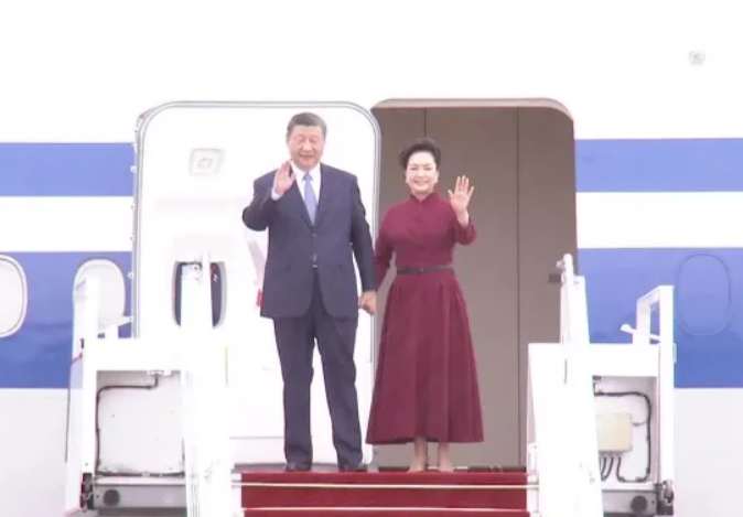 Председатель КНР Си Цзиньпин прибыл специальным рейсом в Париж, начался его государственный визит во Францию