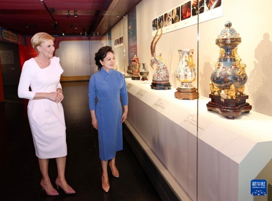 Супруга председателя КНР Си Цзиньпина Пэн Лиюань и супруга президента Польши Анджея Дуды Агата Корнхаузер-Дуда в понедельник посетили Национальный центр исполнительских искусств Китая /NCPA/ в Пекине