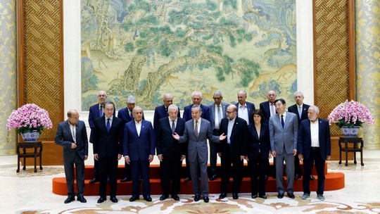 Представители палестинских фракций совместно подписали во вторник Пекинскую декларацию о прекращении раскола