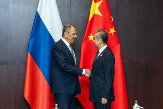 Китайско-российские отношения отличаются зрелостью, стабильностью, устойчивостью и независимостью с прочным политическим взаимодоверием, углубляющимся стратегическим взаимодействием, широкими перспективами взаимовыгодного сотрудничества, динамичными гуманитарными обменами и эффективным взаимодействием на международном уровне
