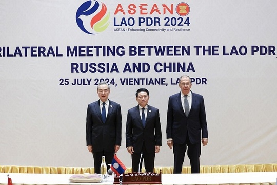 Вьентьян, 25 июля 2024 года состоялась встреча С.В.Лаврова с Министром иностранных дел Китая Ван И и Министром иностранных дел Лаоса С.Коммаситом