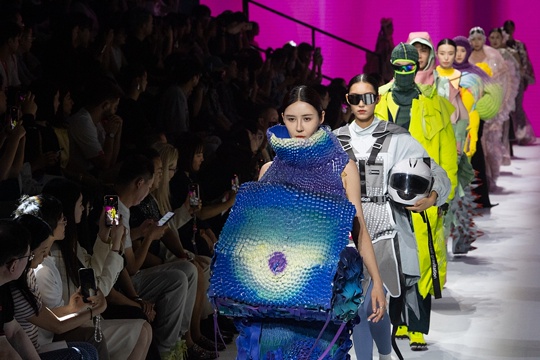 В Пекине завершилась неделя моды, которую представили дизайнеры одежды-выпускники ВУЗов 2025 года
