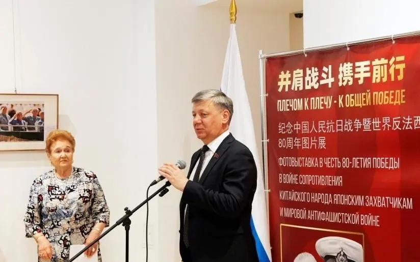 Фотовыставка «Плечом к плечу — к общей Победе»