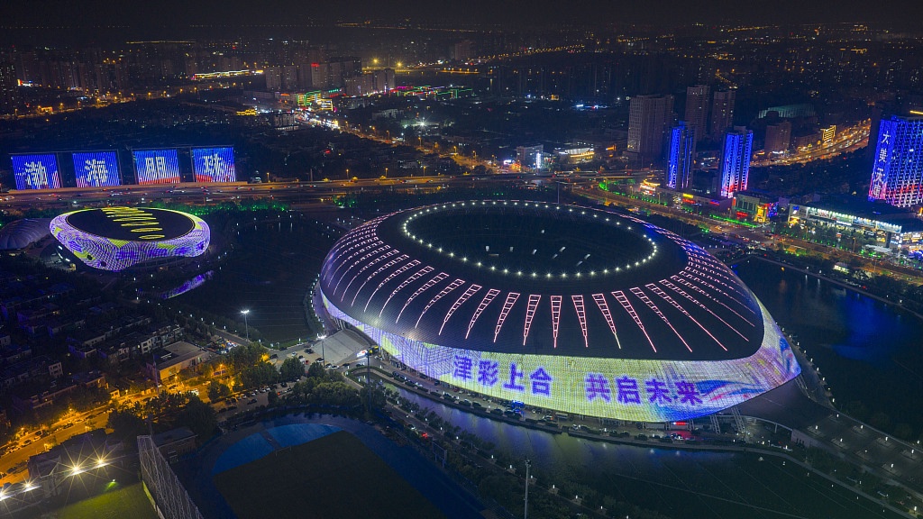 Масштабная световая инсталляция зажгла свои огни на стадионе Олимпийского центра в Тяньцзине в преддверии Саммита ШОС-2025