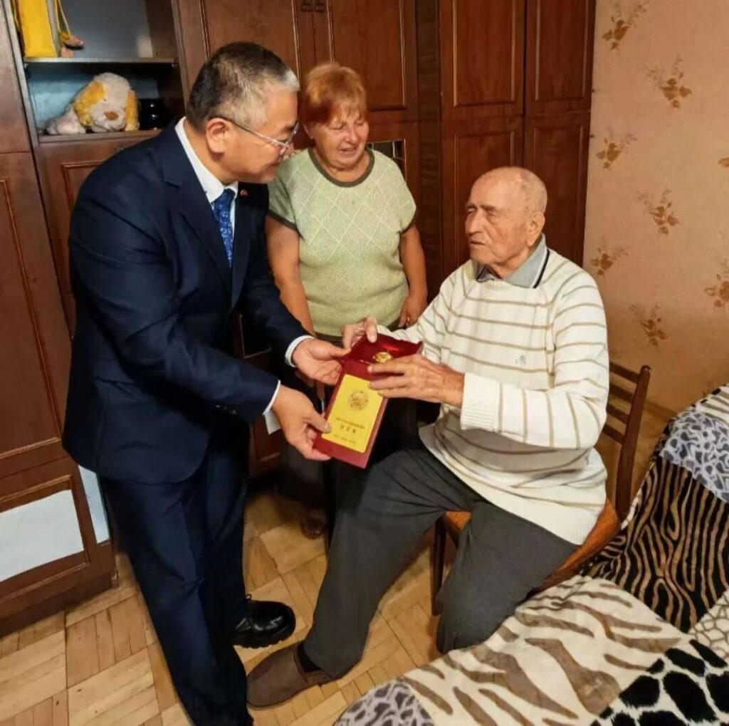 Генеральный консул КНР в Санкт-Петербурге г-н Ло Чжаньхуэй вручил ветеранам Мировой антифашистской войныв консульском округемедаль в честь 80-летия Победы в Войне сопротивления китайского народа японским захватчикам.