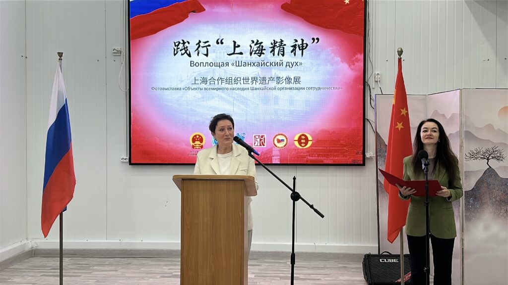 Ольга Владимировна Мигунова на торжественном открытие фотовыставки «Воплощая «Шанхайский дух»