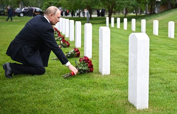 Президент РФ Владимир Путин по окончании переговоров с президентом США Дональдом Трампом посетил участок «Союзники в годы Второй мировой войны» на национальном военном кладбище Форт-Ричардсон, расположенном неподалеку от военной базы Эльмендорф-Ричардсон в Анкоридже.