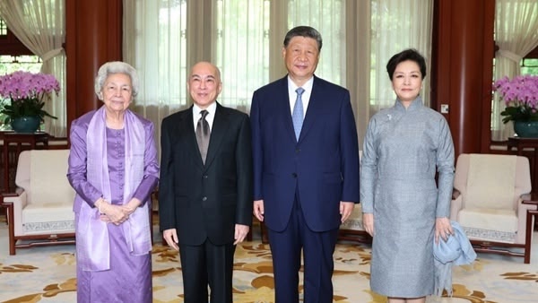 Си Цзиньпин и его супруга Пэн Лиюань встретились с королём Камбоджи