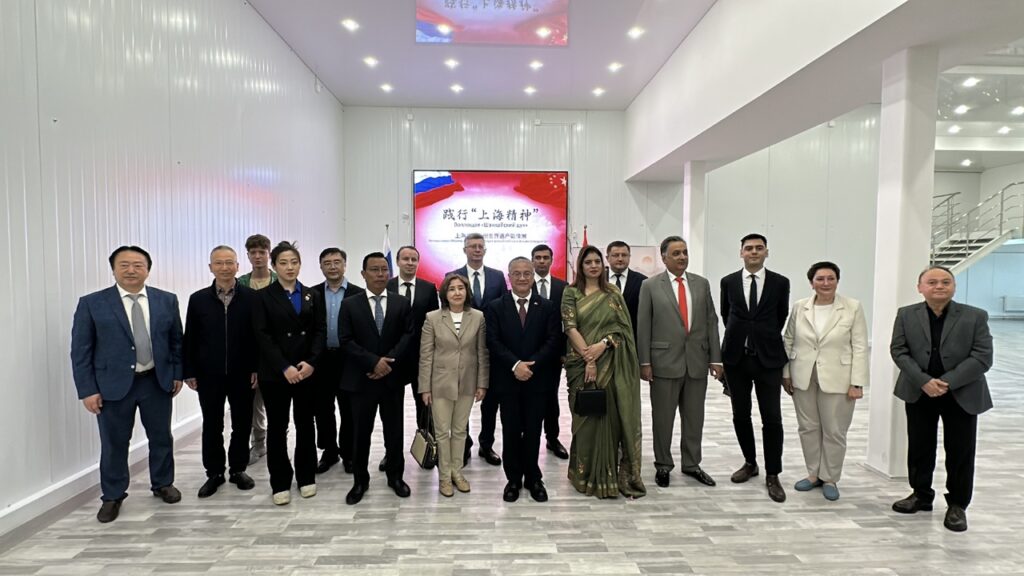 В Санкт-Петербурге, 22 августа 2025 года состоялось торжественное открытие фотовыставки «Воплощая «Шанхайский дух».