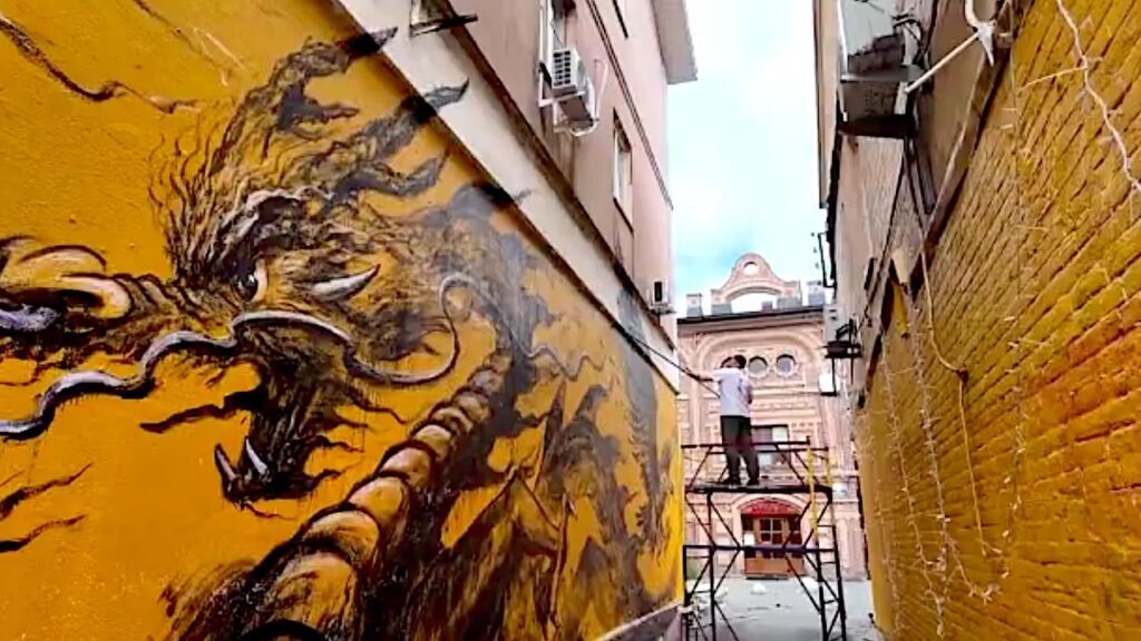 Живописец из Китая Ци Синхуа накануне ВЭФа создал картину на стене