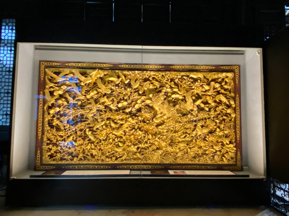 Процесс изготовления резьбы по дереву с золотым лаком в Гуанчжоу