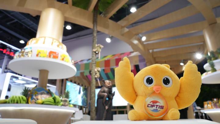 Сегодня на CIFTIS-2025 талисман Фуянь получил массу впечатлений