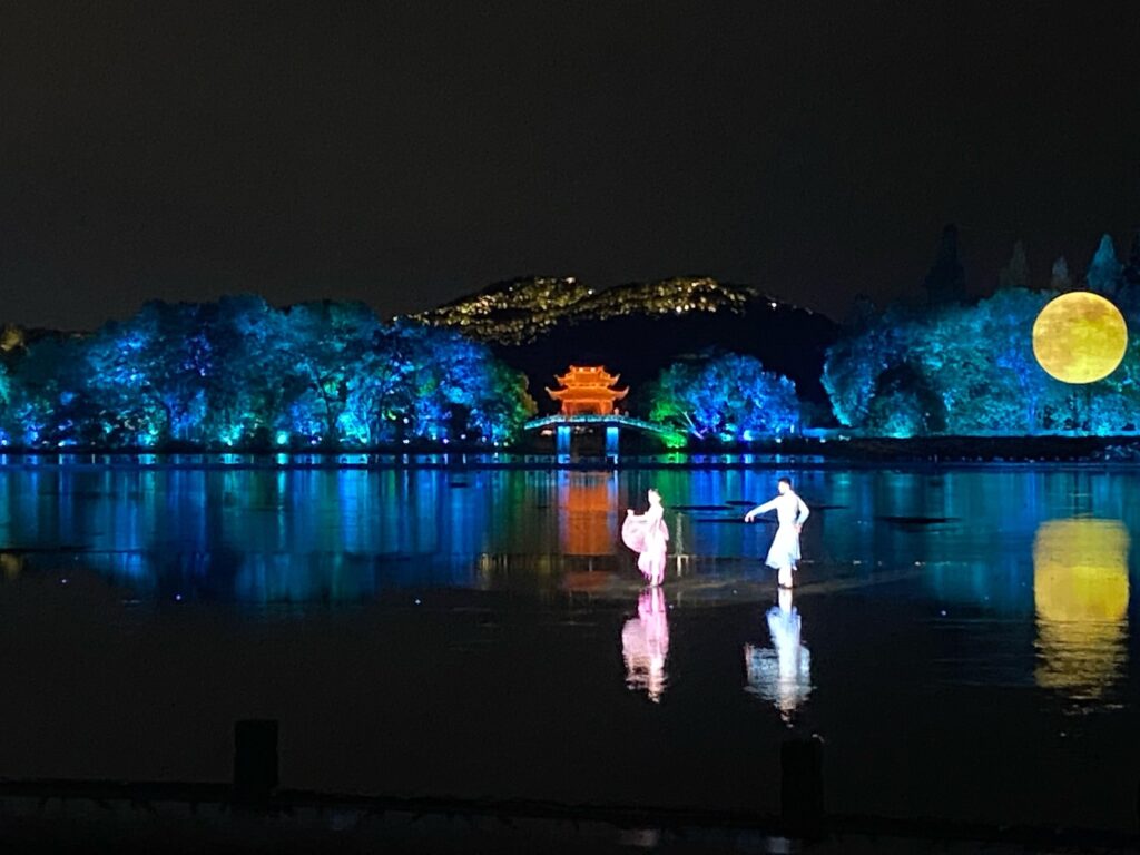 Журналистам из Петербурга показали уникальное шоу на воде Чжан Имоу