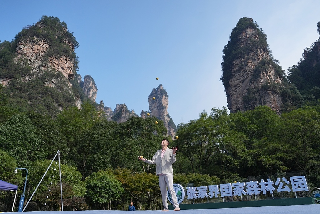 12 октября на Международной неделе нового циркового искусства-2025 в Чжанцзяцзе артисты выступили с цирковыми номерами на фоне уникальных местных природных пейзажей