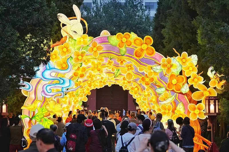 В пекинском парке Юэтань во время осенней золотой недели проходят праздничные мероприятия по случаю наступающего Праздника середины осени