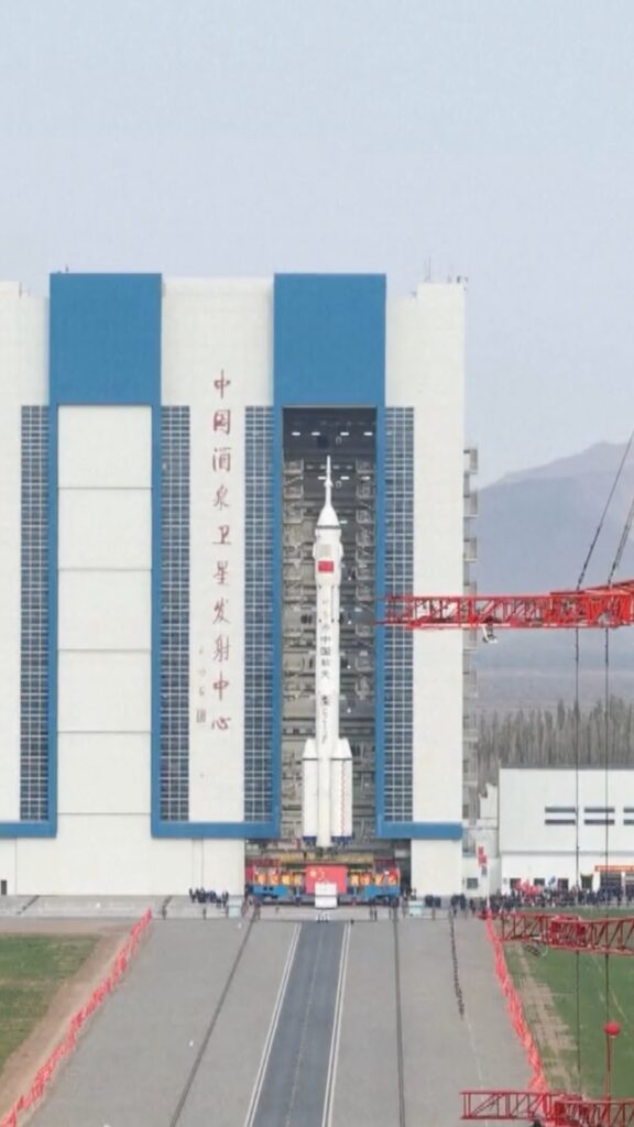 Учения для подготовки к запуску пилотируемого космического аппарата «Шэньчжоу-21» к китайской орбитальной станции прошли на космодроме Цзюцюань на северо-западе Китая