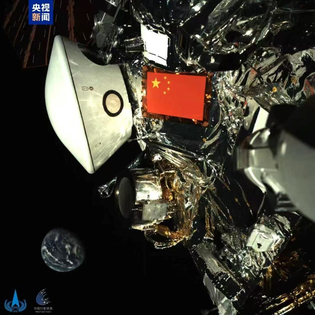 На фоне Земли запечатлён государственный флаг, установленный на зонде «Тяньвэнь-2»