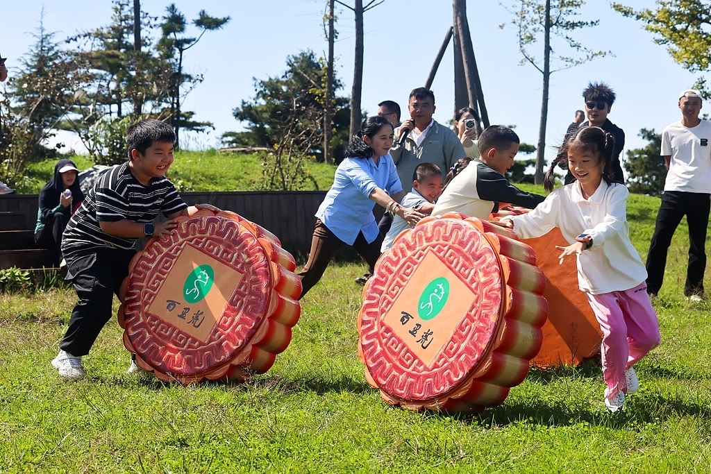 В живописном районе Байлихуан города Ичан провинции Хубэй состоялись семейные спортивные игры на природе