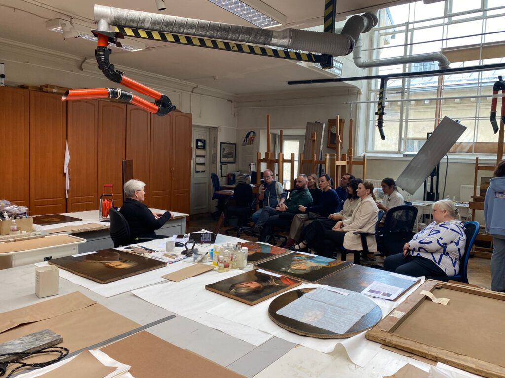 10 октября 2025 года в рамках пресс-тура Друзья Петербурга состоялось посещение реставрационных мастерских Русского музея, площадки-участника фестивальной программы