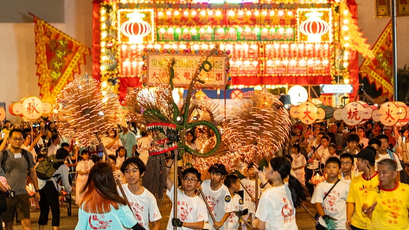 В Сянгане исполнили танец огненного дракона Тай Хан