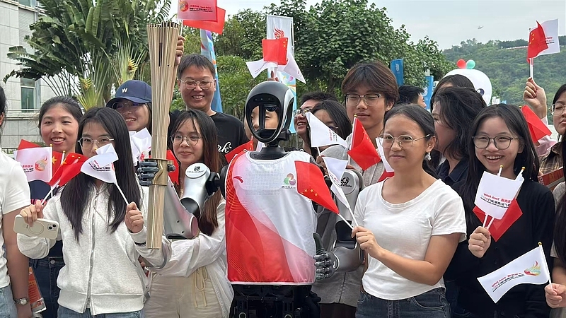 Робот выступил в роли одного из факелоносцев впервые в истории соревнований!