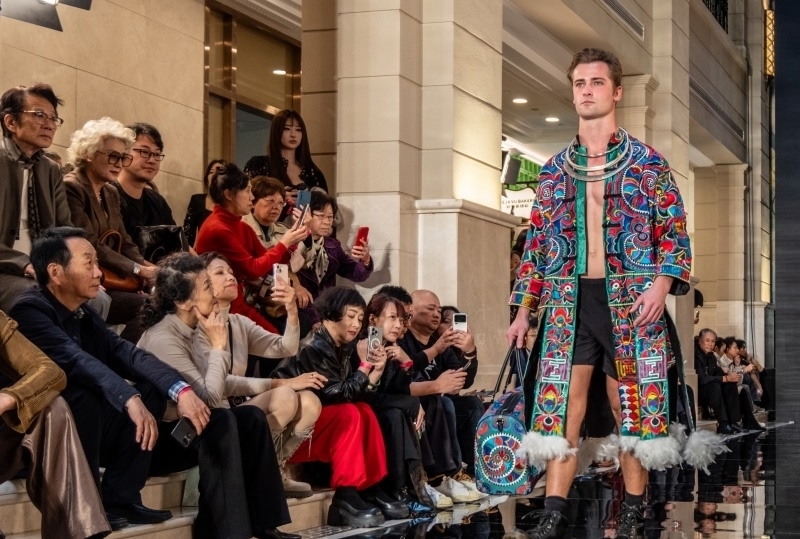 Традиционные костюмы Гуйчжоу представили на международном модном показе в Шанхае