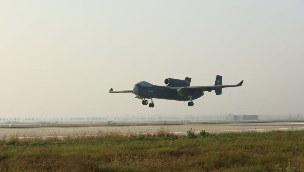 Тяжелый беспилотный летательный аппарат «Цзютянь» в четверг совершил свой первый полет