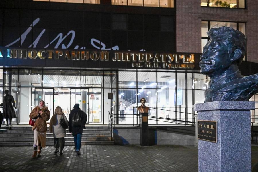 В Москве открыт первый памятник-бюст китайскому писателю Лу Синю