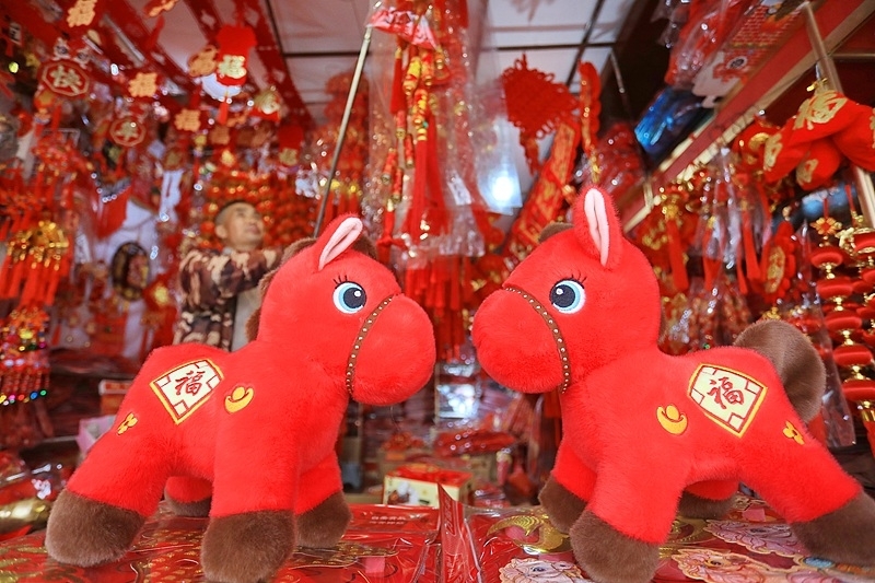 С приближением Нового года и праздника Весны в китайских супермаркетах и на рынках все чаще можно увидеть изображения и фигурки лошадей