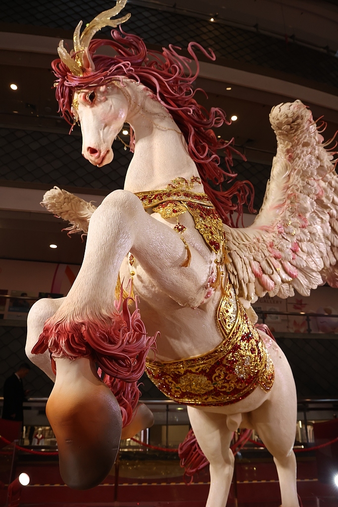 4-метровый «Небесный конь» из сахара в Шанхае