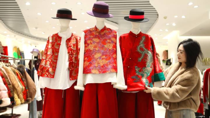 В Китае вырос спрос на новогодние наряды