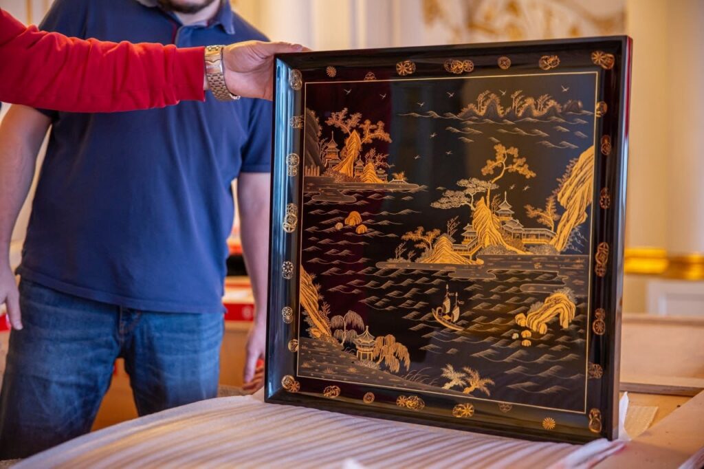 Более 150 воссозданных панно для апартаментов Екатерины II в Царском Селе прибыли из Китая