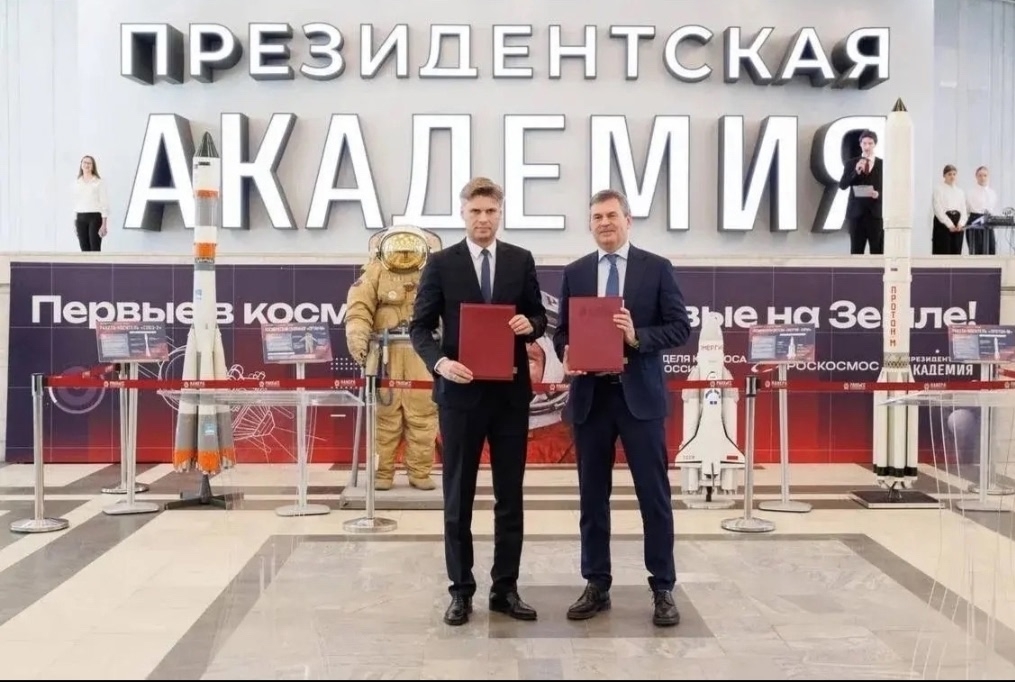 В преддверии 65-летия первого полета человека в космос в Президентской академии открылась выставка «Космонавты Академии»