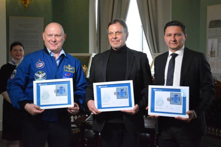 Из Кунсткамеры — Музея антропологии и этнографии к звёздам: в первом музее России представили новые почтовые марки