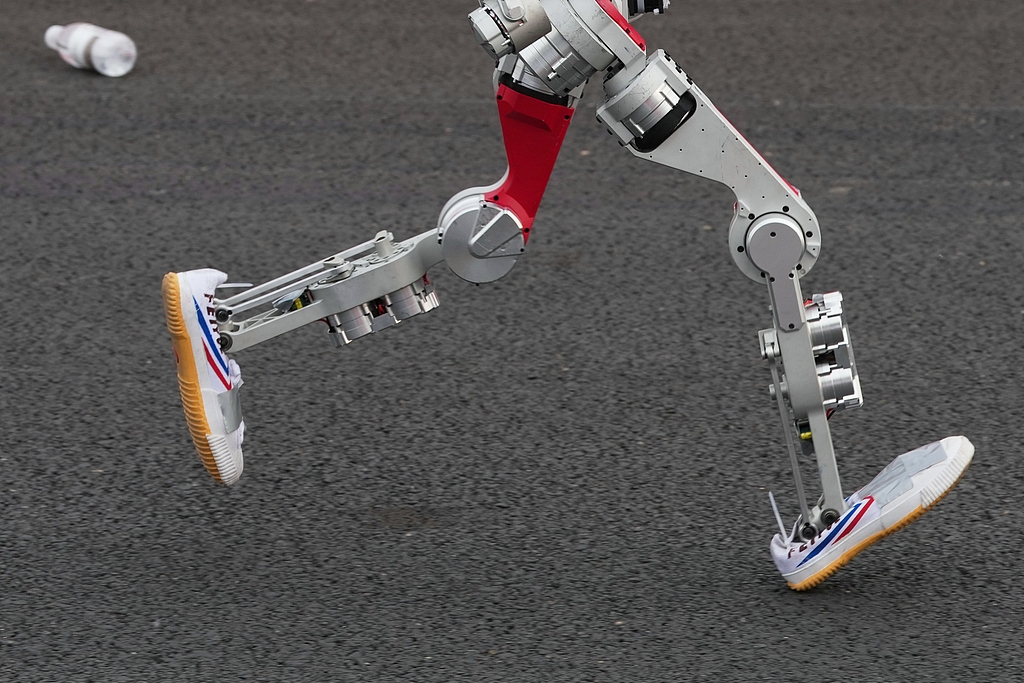 В Пекине прошёл крупнейший в мире полумарафон среди человекоподобных роботов