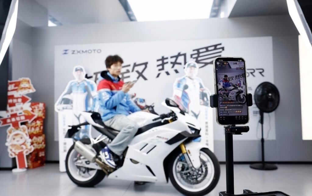 1 апреля в Шанхае спортивный мотоцикл Zhang Xue 820RR («Чжан Сюэ 820RR») привлек энтузиастов мотоспорта и мотолюбителей.