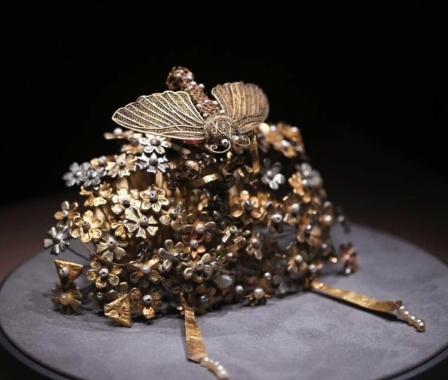 В Пекине на выставке представили уникальную «золотую заколку для волос в виде мотылька», которой более 1400 лет.