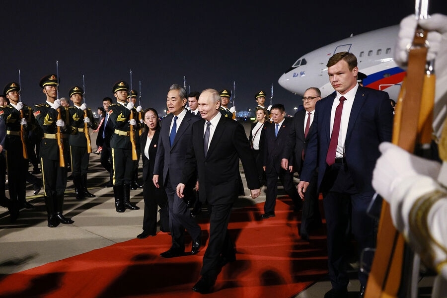 Президент РФ Владимир Путин в аэропорту Пекина