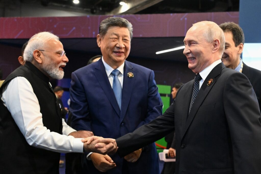 Рукопожатие Путина, Си Цзиньпина и Моди